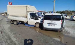 Kamyonet ile çarpışan aracın sürücüsü yaralandı