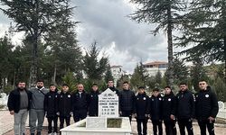 Cengiz Elbeye mezarı başında anıldı