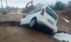 Döşemealtı'nda otomobil çöken yola düştü