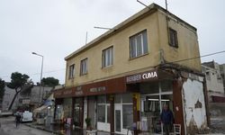 Asrın felaketi meslek aşkını yıkamadı: 50 yıllık berber, hasarlı dükkanını terk etmedi