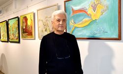 Hem çiziyor hem yazıyor