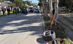 Antalya'da otomobil yol kenarındaki ağaca çarptı