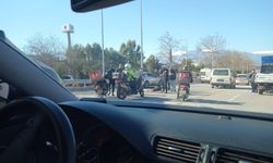 Üst geçitte korkutan kaza: Motokurye yere savruldu