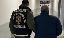 Belediye başkanlarıyla fotoğraf gösterip dolandırdı!