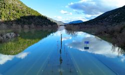 Yağmur suyu ile dolan Antalya-Konya yolu ulaşıma kapandı