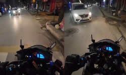 Önüne bir anda çıkan araçtan kıl payı kurtuldu