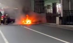 Seyir halindeki otomobil alev alev yandı