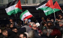 İran'da Hamaney'in ölümünün ardından yüz binler sokakta