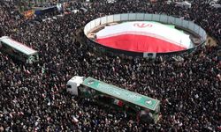 İran'da ABD-İsrail saldırılarında hayatını kaybeden üst düzey askeri yetkililer için cenaze töreni