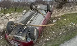 Isparta'da kaza: Otomobil şarampole devrildi