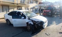 Antalya'da otomobil elektrik direğine çarptı