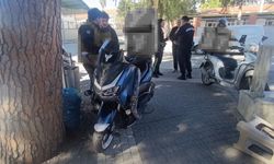 Manavgat'ta otomobille çarpışan motosikletli yaralandı