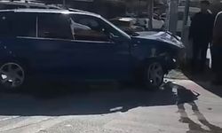 Manavgat'ta iki otomobil kavşakta çarpıştı