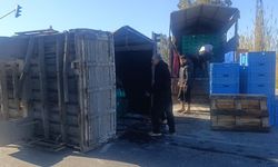 Muz yüklü kamyonun kasası yola savruldu