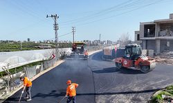 Mersin Mezitli'de sıcak asfalt serim çalışmaları sürüyor