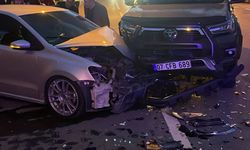Kavşakta otomobille kamyonet çarpıştı: 1'i ağır 5 yaralı