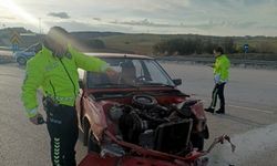 Otomobil tırla çarpıştı: 2 yaralı