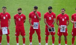 İran A Milli Futbol takımı, savaşta hayatını kaybeden çocukların fotoğrafıyla maça çıktı
