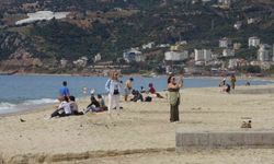 Alanya'da tatilciler soluğu sahilde aldı