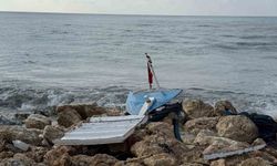 Kayalıklara çarpıp paramparça oldu