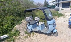 Park halindeki otomobil elektrikli bisiklete çarptı