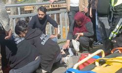 Yerde yatan kızının başını okşayarak teselli etti