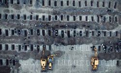 Arakçi ilkokula düzenlenen saldırıda ölen çocuklar için kazılan mezarları paylaştı