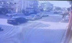 Otomobille çarpışan motosikletteki 2 kişi metrelerce savruldu