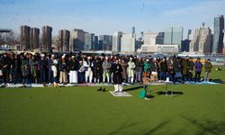 New York’ta bayram namazı sokaklara taştı