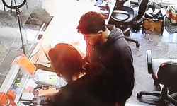 Cep telefonu bomba gibi patlayıp alev aldı: O anlar kamerada