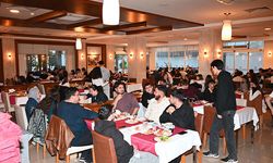 Başkan Topaloğlu ve gençler iftarda bir arada