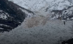 Yüksekova’da çığ paniği: Köy halkı faciadan döndü