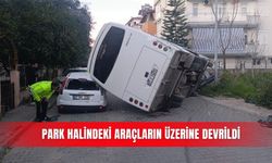 Park halindeki araçların üzerine devrildi