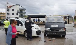 Serik'te kamyonet ile hafif ticari araç çarpıştı