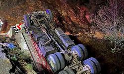 Alanya'da kamyonet şarampole devrildi