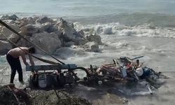 Kayalıklara çarpan tekne parçalandı