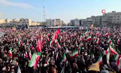 Tahran’da on binlerce kişi yeni dini lider Mücteba Hamaney’e destek için meydanlarda