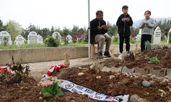 Saldırıda ölen 4 öğrencinin mezarında hüzün ve gözyaşı hakim