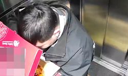 Götürdüğü pizzanın malzemesini yiyip asansöre tuvaletini yaptı; o anlar kamerada