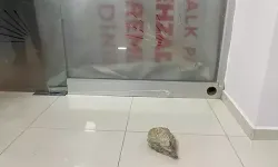 Şehzadeler CHP İlçe Başkanlığı binasına taşlı saldırı