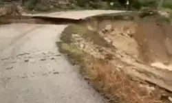 Mersin'de sağanak yolu çökertti