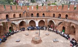 Alanya'da Kızılkule'nin 800. yılında 800 öğrenci aynı anda kitap okudu