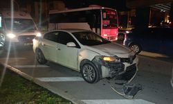 Otomobil ile çarpışan motosikletli acı içinde yerde kaldı