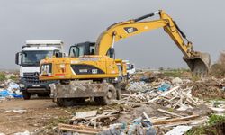 Manavgat Belediyesinden nehir ağzında temizlik çalışması
