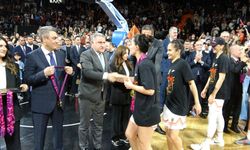 Bakan Bak, ÇBK Mersin’in şampiyonluk sevincine ortak oldu