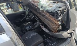 İnşaat demirleri seyir halindeki otomobile 'ok' gibi saplandı