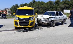 Manavgat'ta taksi ile otomobil çarpıştı: 2 yaralı