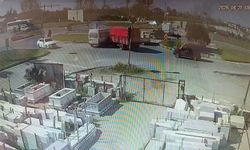 Kamyonun kamyonet ile çarpıştığı kaza kamerada