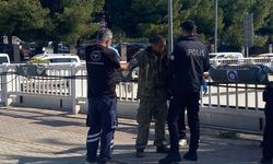 Alt geçit demirlerine çıkan genci polis ikna edip indirdi