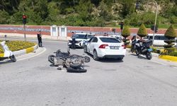 Motosiklet ile otomobil çarpıştı: 2 yaralı